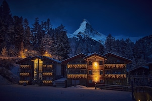 Fachada de la propiedad por la tarde o noche