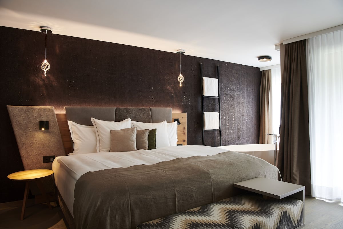 Tweepersoonskamer, balkon, uitzicht op bergen (Spa Double Room with Matterhornview) | 1 slaapkamer, luxe beddengoed, een minibar, een kluis op de kamer
