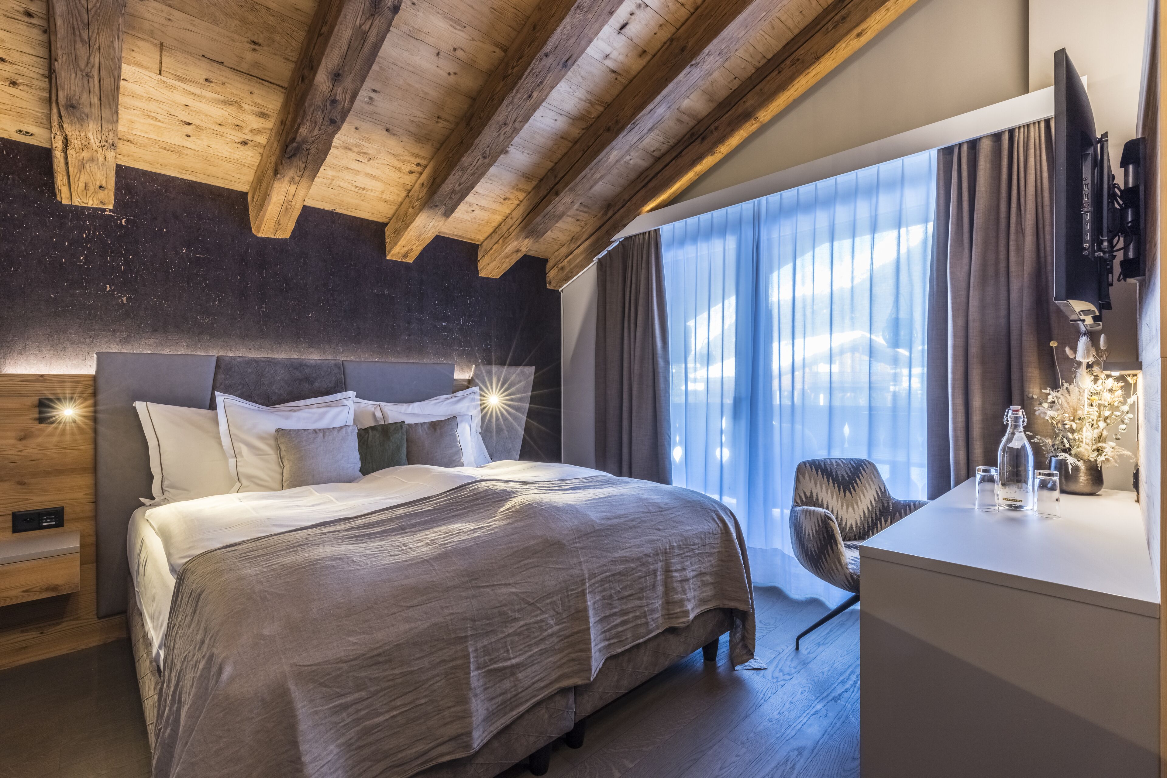 deluxe double room | 1 bedroom, premium bedding, minibar, in-room safe