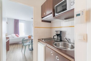 Triple Studio | Private kitchen | Fridge, microwave, stovetop, dishwasher - Appart’City Confort Brest (Brest)