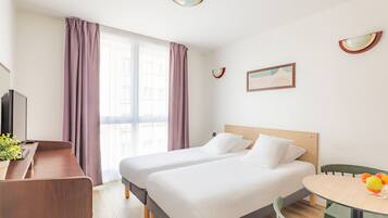 Bureau, fer et planche Ă repasser, Wi-Fi gratuit, draps fournis