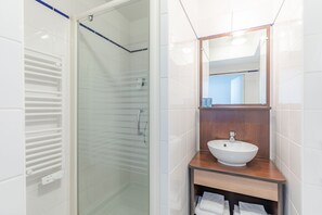Twin Studio | Bathroom | Free toiletries, hair dryer, towels, soap - Appart’City Confort Brest (Brest)