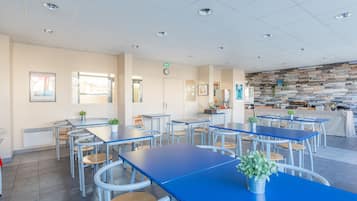 Café da manhã com buffet todos os dias mediante uma taxa