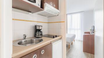 Estudio | Cocina privada | Frigorífico, microondas, placa de cocina y lavavajillas