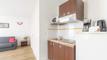 Standaard appartement | Privékeuken | Een koelkast, een magnetron, een kookplaat, een vaatwasser