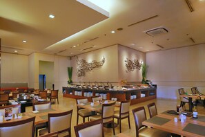 Breakfast, lunch and dinner served - PARK HOTEL Cawang - Jakarta (Jakarta)