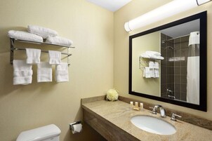 Badewanne, Haartrockner, Handtücher