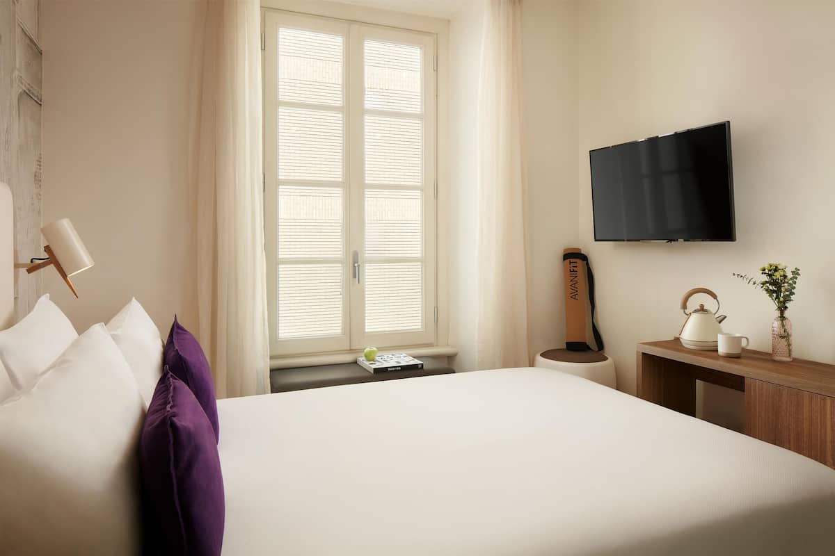 Habitación individual (Avani) | Edredón, minibar, caja de seguridad en la habitación y insonorización