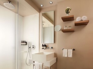 Room (Avani) | Bathroom | Shower, eco-friendly toiletries, hair dryer, towels - Avani Palazzo Moscova Milan Hotel (Milan)
