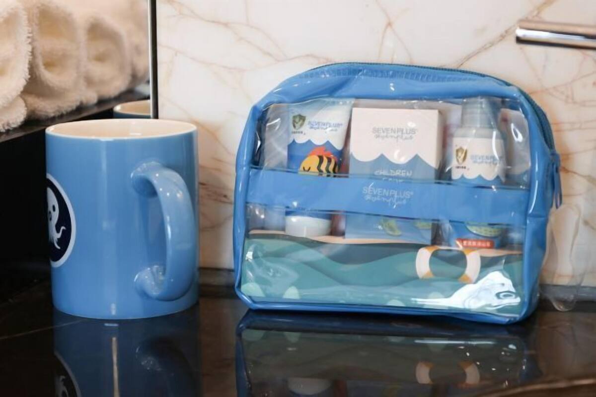 Kylpyhuoneen mukavuudet | Erillinen kylpyamme ja suihku, sadesuihkupää, ilmaiset hygieniatuotteet