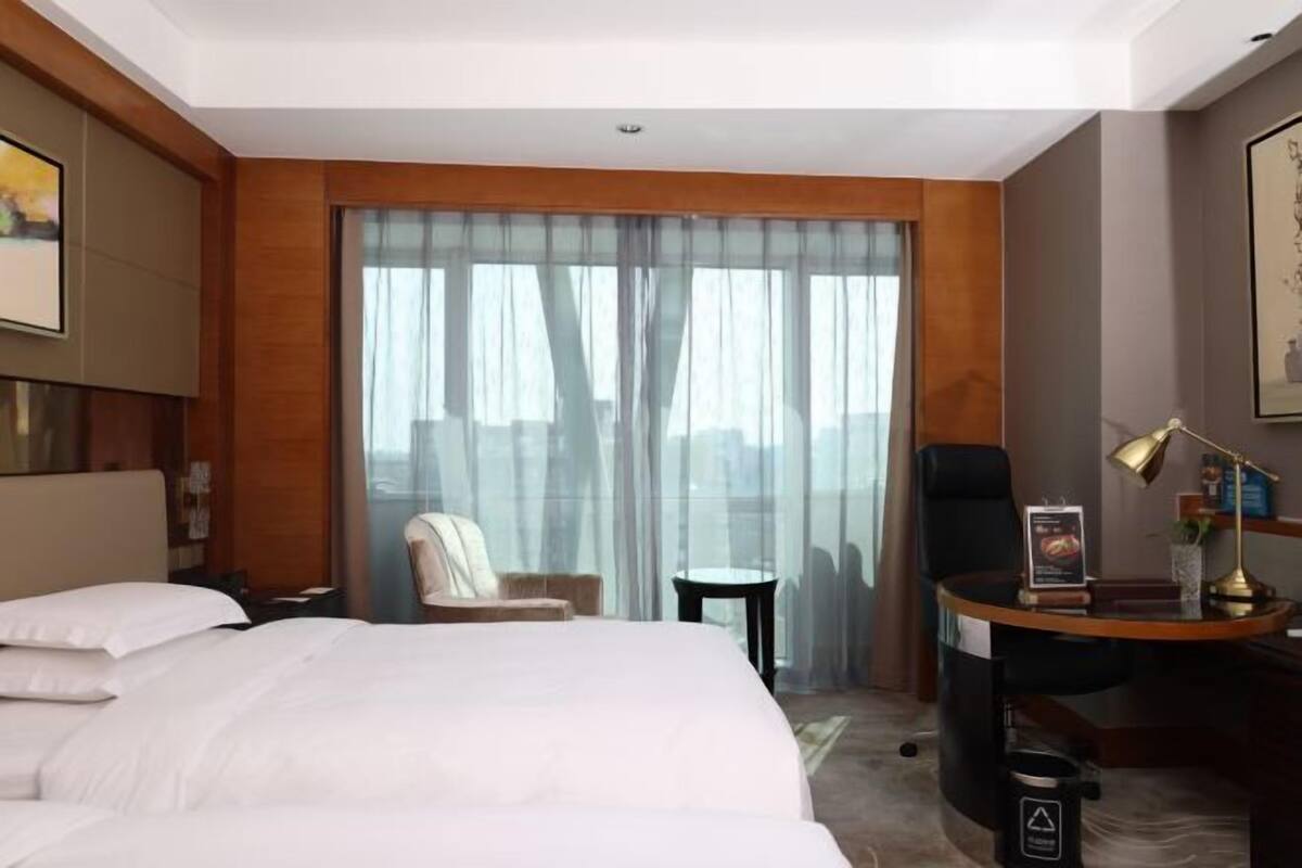 Untuvapeitot, tallelokero huoneessa, työpöytä, pimennysverhot