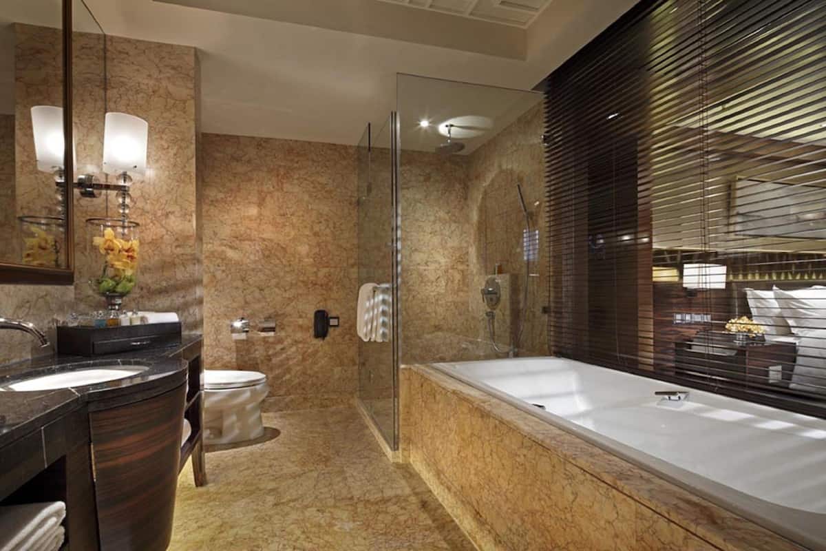 Erillinen kylpyamme ja suihku, sadesuihkupää, ilmaiset hygieniatuotteet