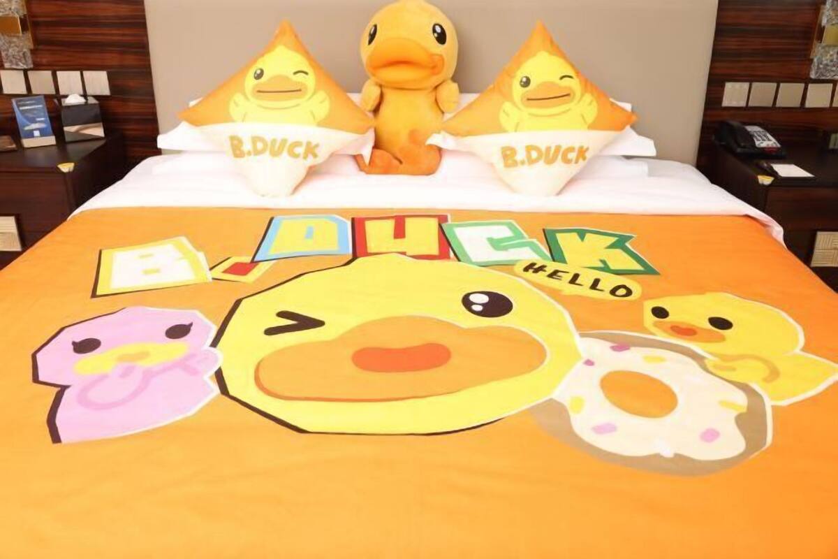 Untuvapeitot, tallelokero huoneessa, työpöytä, pimennysverhot