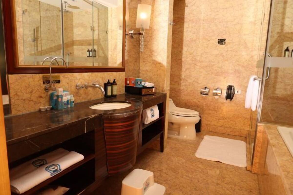 Kylpyhuone | Erillinen kylpyamme ja suihku, sadesuihkupää, ilmaiset hygieniatuotteet