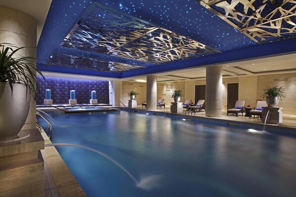 Una piscina cubierta, una piscina al aire libre