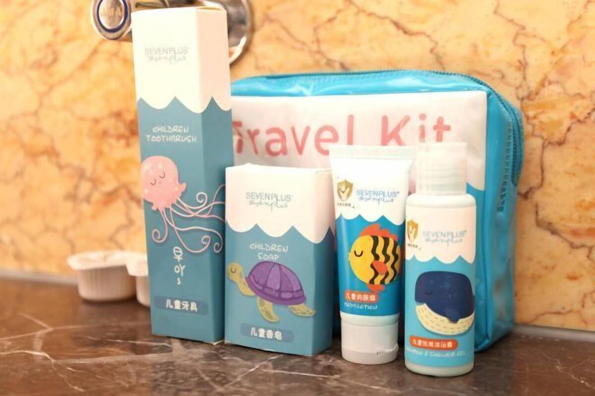 Kylpyhuoneen mukavuudet | Erillinen kylpyamme ja suihku, sadesuihkupää, ilmaiset hygieniatuotteet