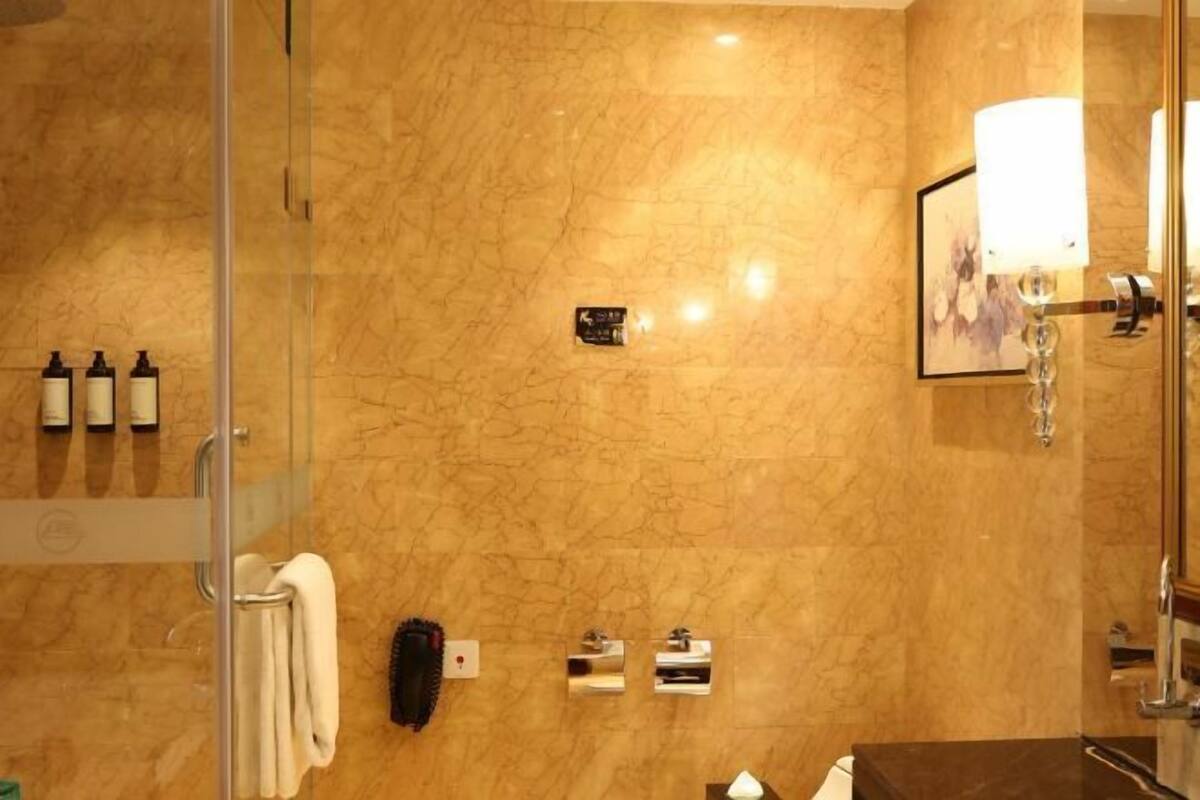 Erillinen kylpyamme ja suihku, sadesuihkupää, ilmaiset hygieniatuotteet