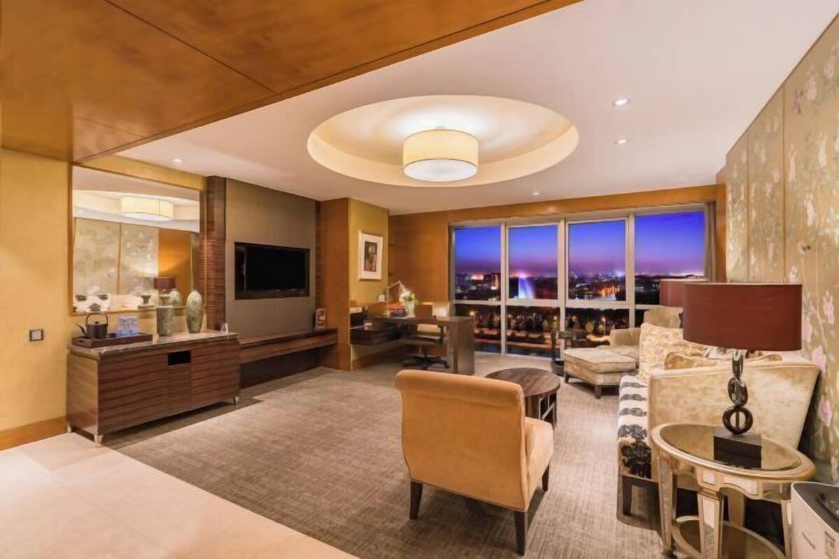 Untuvapeitot, tallelokero huoneessa, työpöytä, pimennysverhot