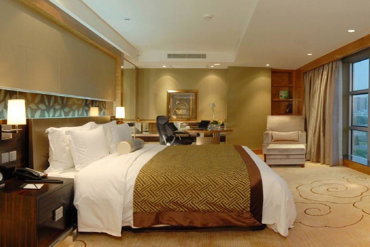 Businesshuone, 1 suuri parisänky, järvinäköala | Untuvapeitot, tallelokero huoneessa, työpöytä, pimennysverhot