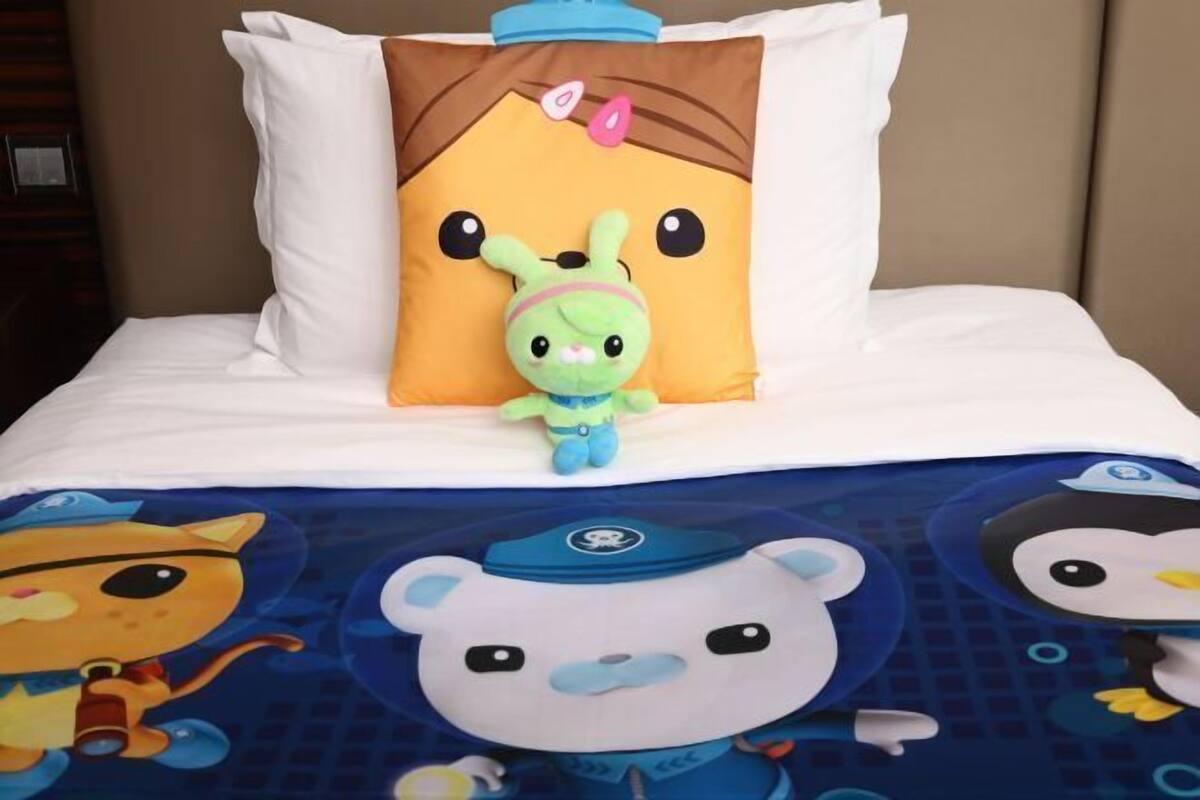 Untuvapeitot, tallelokero huoneessa, työpöytä, pimennysverhot