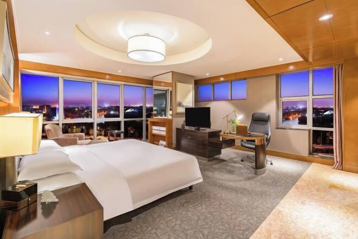 Untuvapeitot, tallelokero huoneessa, työpöytä, pimennysverhot