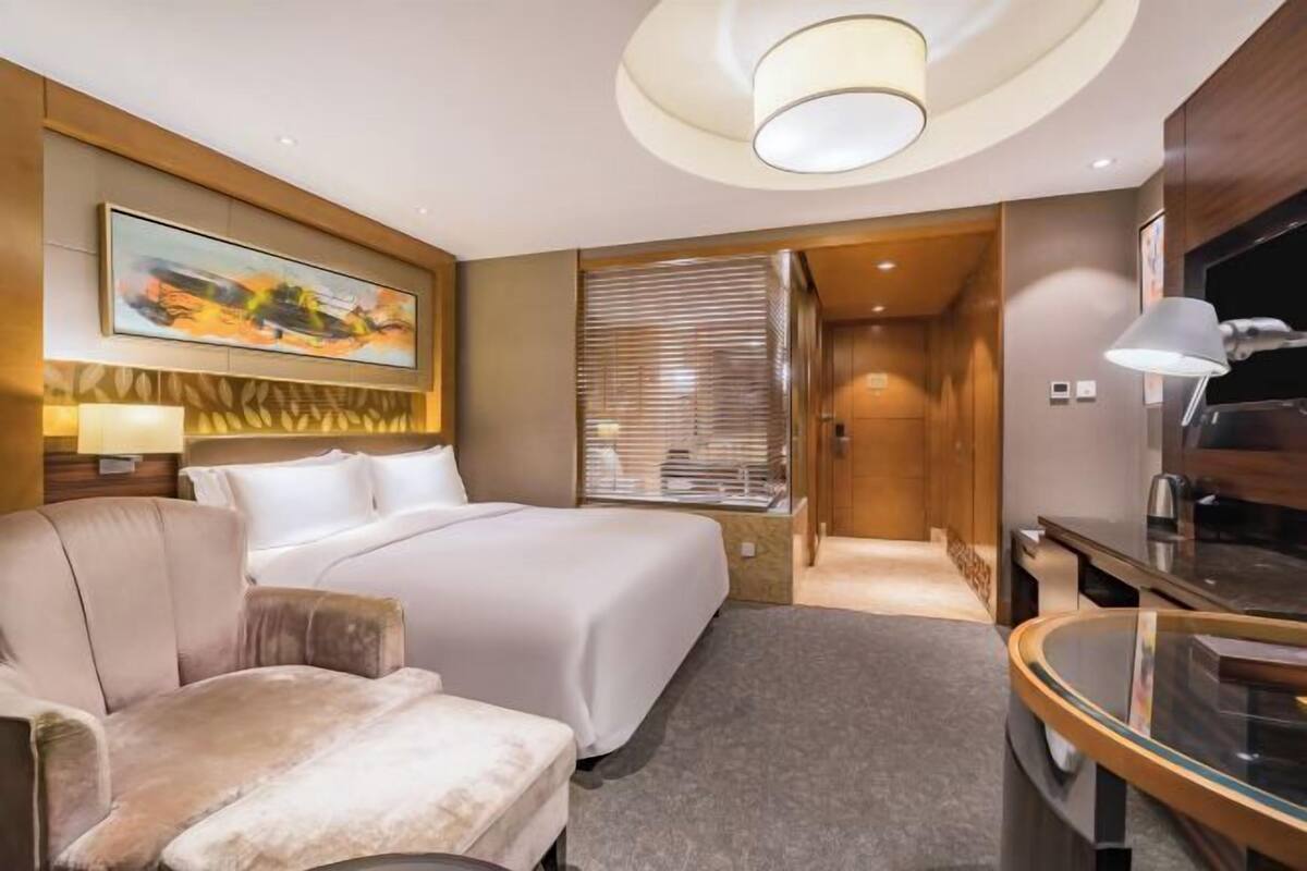 Untuvapeitot, tallelokero huoneessa, työpöytä, pimennysverhot