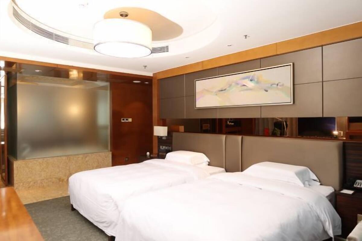 Untuvapeitot, tallelokero huoneessa, työpöytä, pimennysverhot