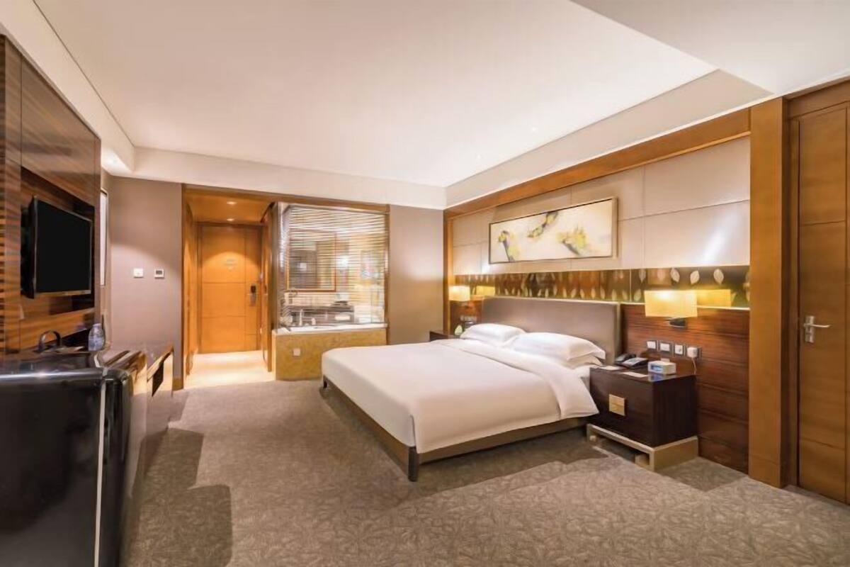 Untuvapeitot, tallelokero huoneessa, työpöytä, pimennysverhot