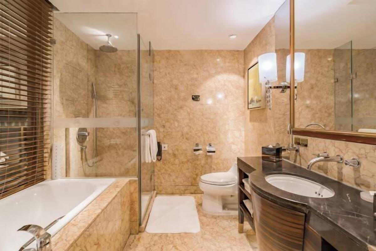 Erillinen kylpyamme ja suihku, sadesuihkupää, ilmaiset hygieniatuotteet