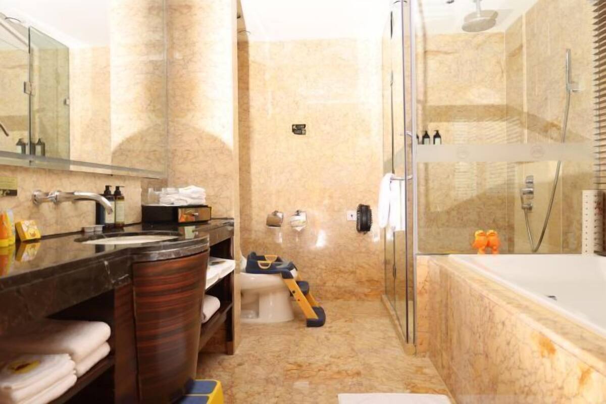 Kylpyhuone | Erillinen kylpyamme ja suihku, sadesuihkupää, ilmaiset hygieniatuotteet