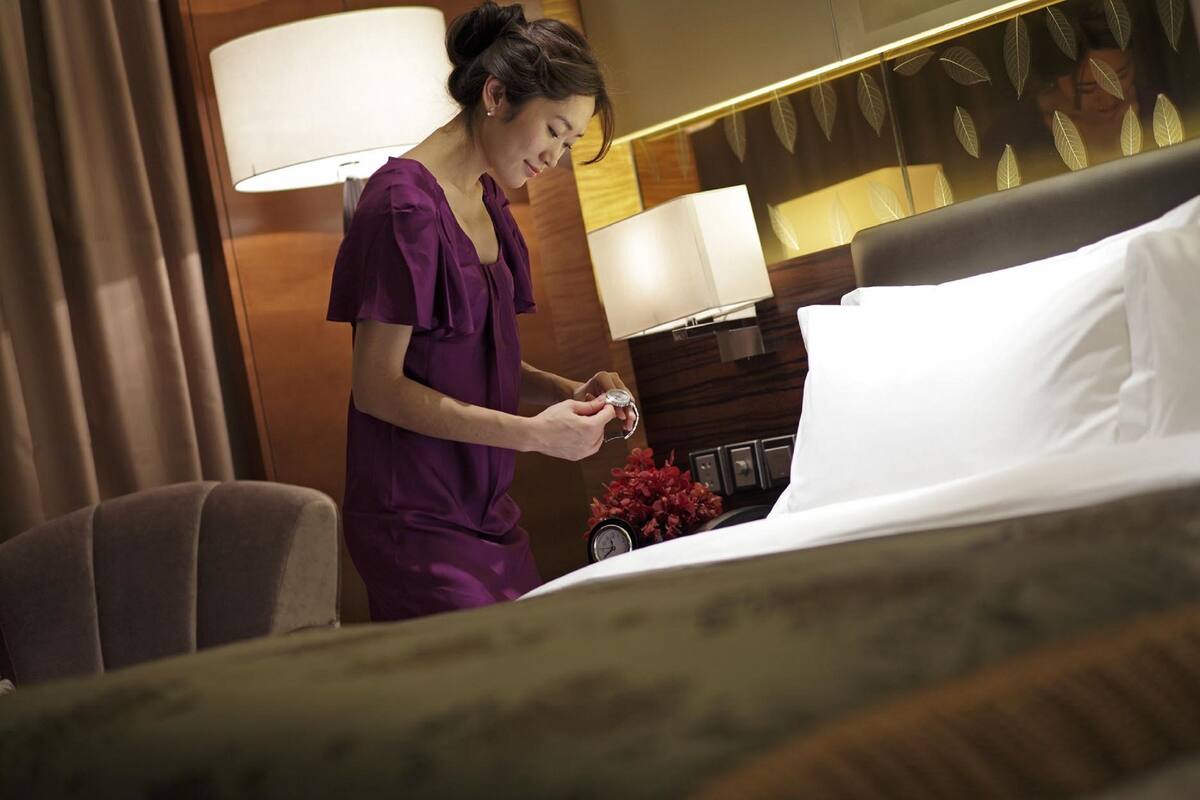 Untuvapeitot, tallelokero huoneessa, työpöytä, pimennysverhot