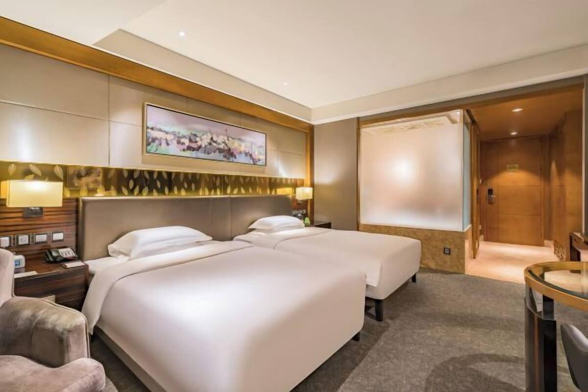 Untuvapeitot, tallelokero huoneessa, työpöytä, pimennysverhot