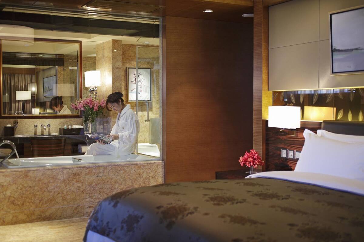 Untuvapeitot, tallelokero huoneessa, työpöytä, pimennysverhot