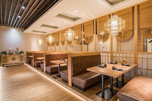 4 restaurantes; se sirven desayunos