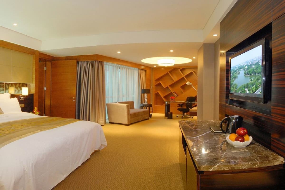 Chambre Deluxe, 1 très grand lit | Couette en duvet d'oie, coffres-forts dans les chambres, bureau