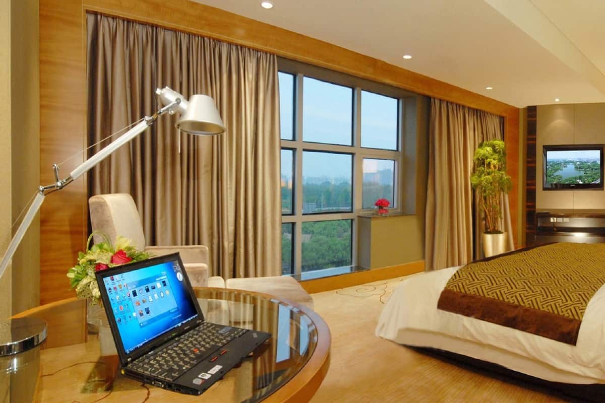 Businesshuone, 1 suuri parisänky, järvinäköala | Untuvapeitot, tallelokero huoneessa, työpöytä, pimennysverhot