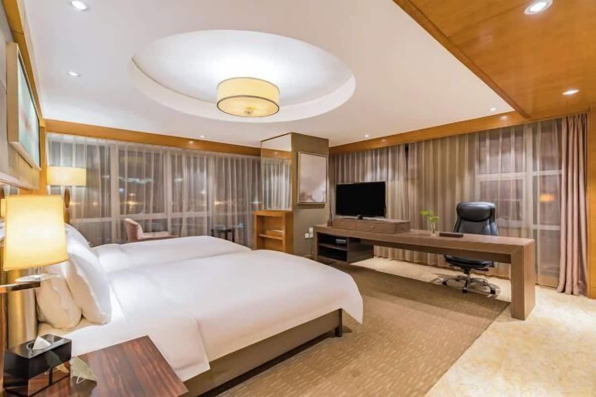 Down comforters, in-room safe, desk, blackout drapes