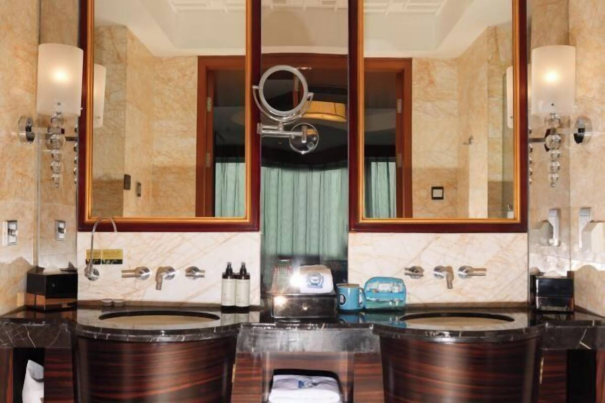 Kylpyhuone | Erillinen kylpyamme ja suihku, sadesuihkupää, ilmaiset hygieniatuotteet