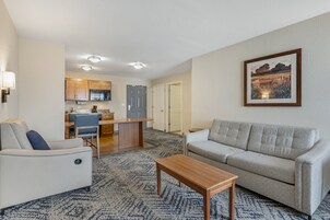 Suíte, 1 quarto | Cofres nos quartos, escrivaninha, espaço de trabalho para notebook