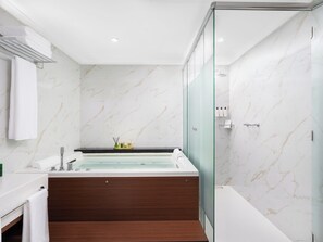 Al Raihan Suite | Bathroom | Shower, towels