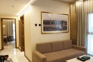 Suite estudio clásica | Área de sala de estar | Televisión