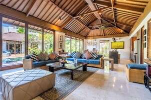 Three-Bedrooms Premier Villa with Private Pool | 起居区 | 32-英寸等离子电视 （配备有线频道）、电视