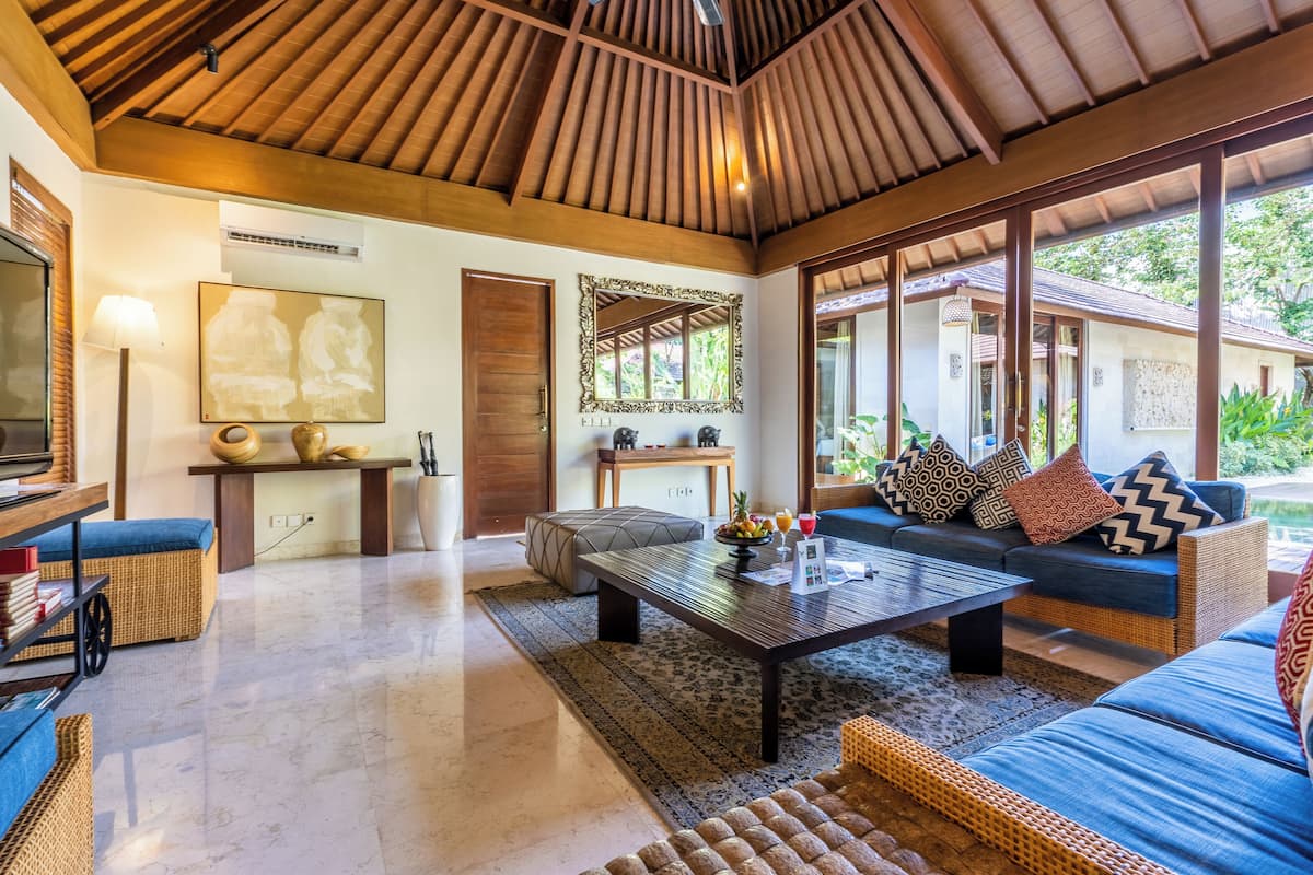 Three-Bedrooms Premier Villa with Private Pool | Área de sala de estar | Televisión de plasma de 32 pulgadas con canales por cable y televisión