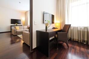 Suite – junior, 1 kingsize-seng | Sengetøy av topp kvalitet, safe på rommet og blendingsgardiner