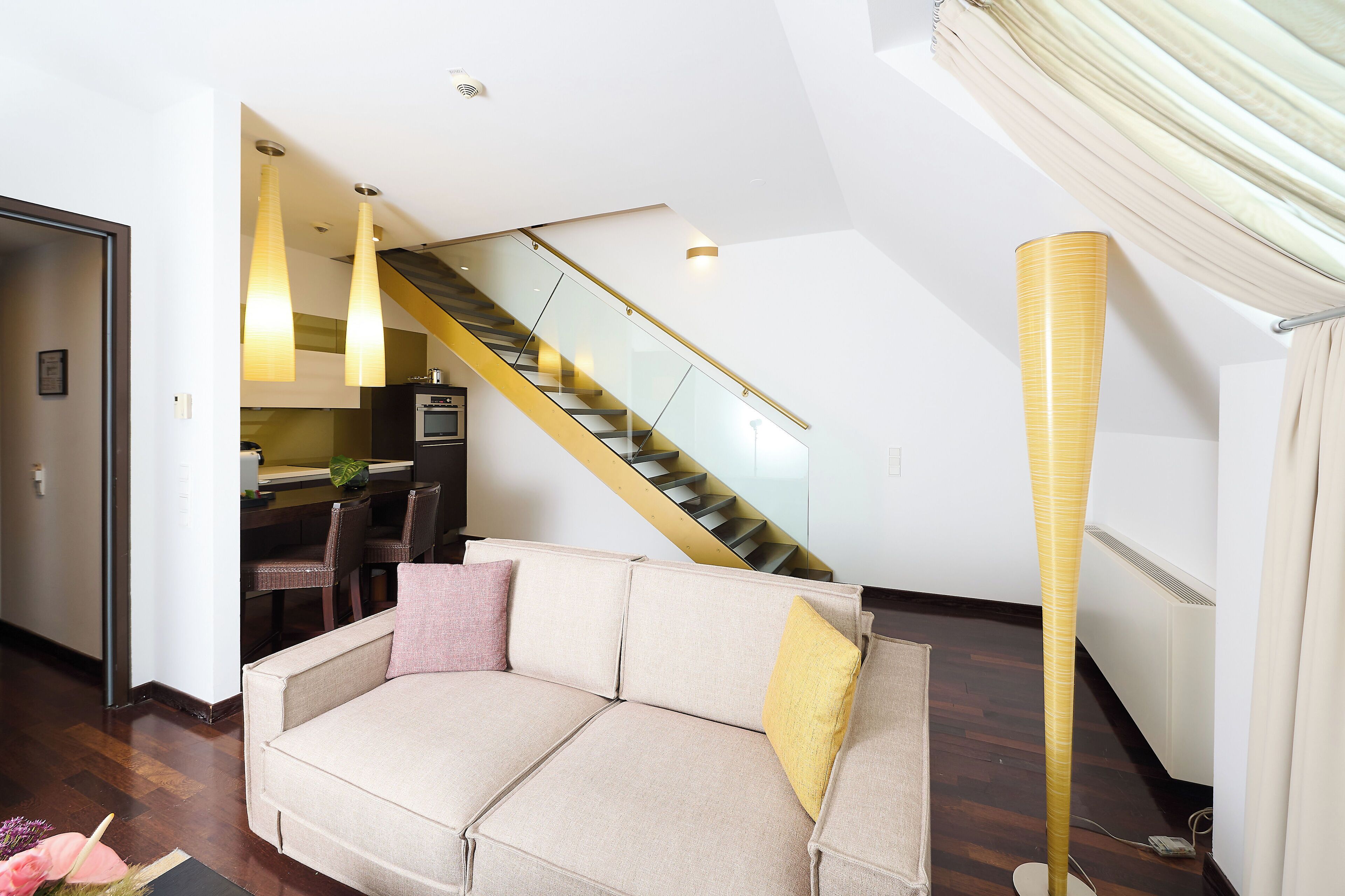 Duplex | Área de estar | TV de tela plana 35 polegadas com canais via satélite, TV