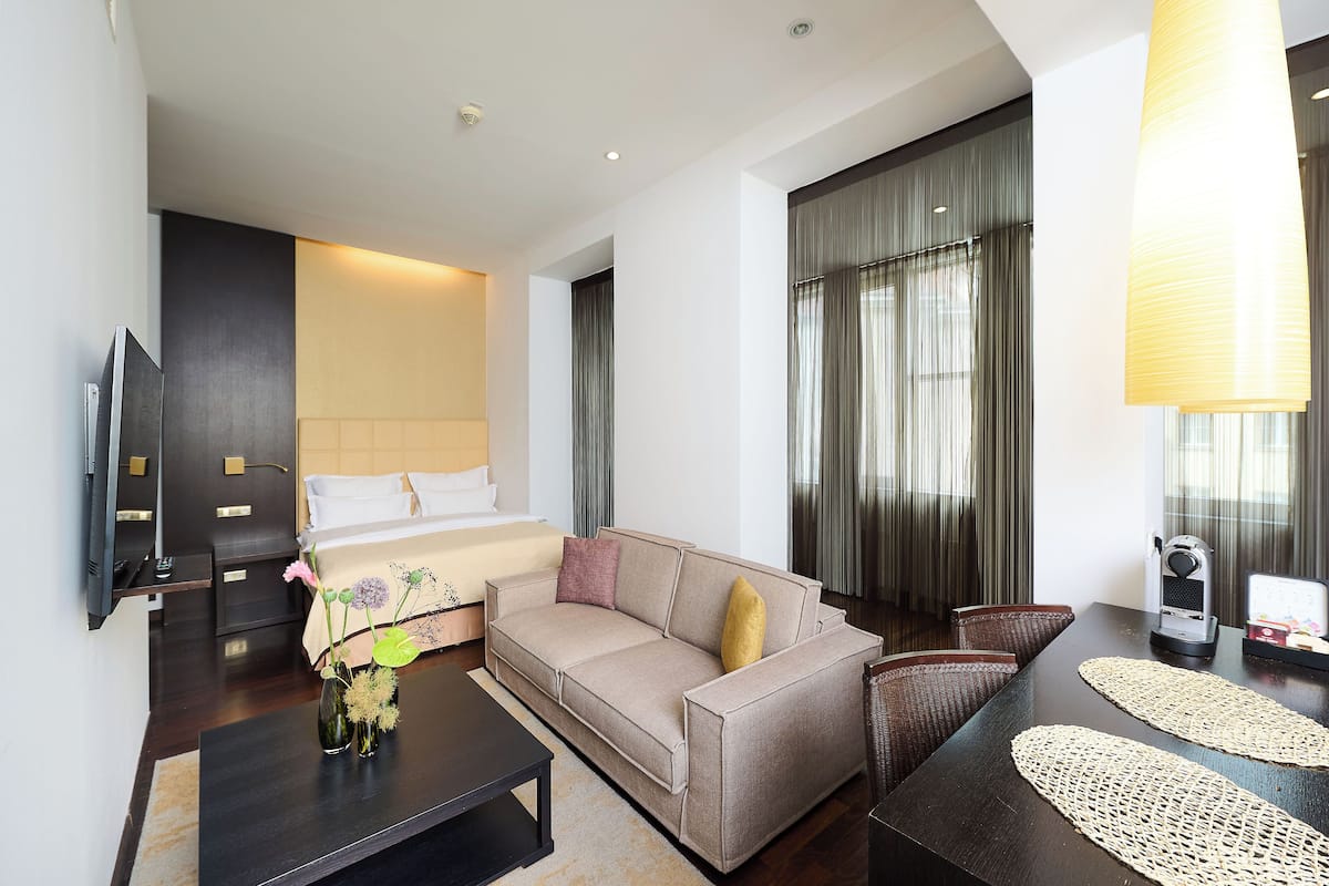 Deluxe Studio | Living area | 35-inch flat-screen TV with satellite channels, TV