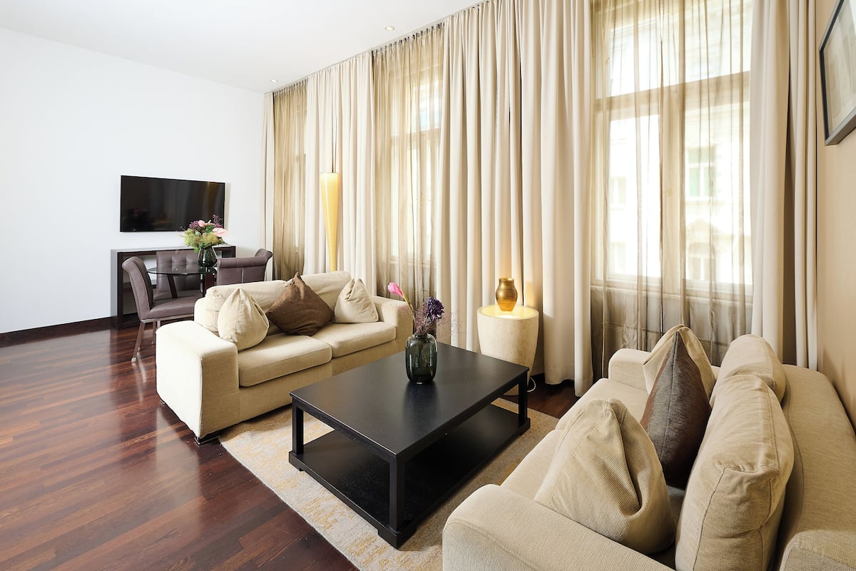 Executive Suite | Living area | 35-inch flat-screen TV with satellite channels, TV