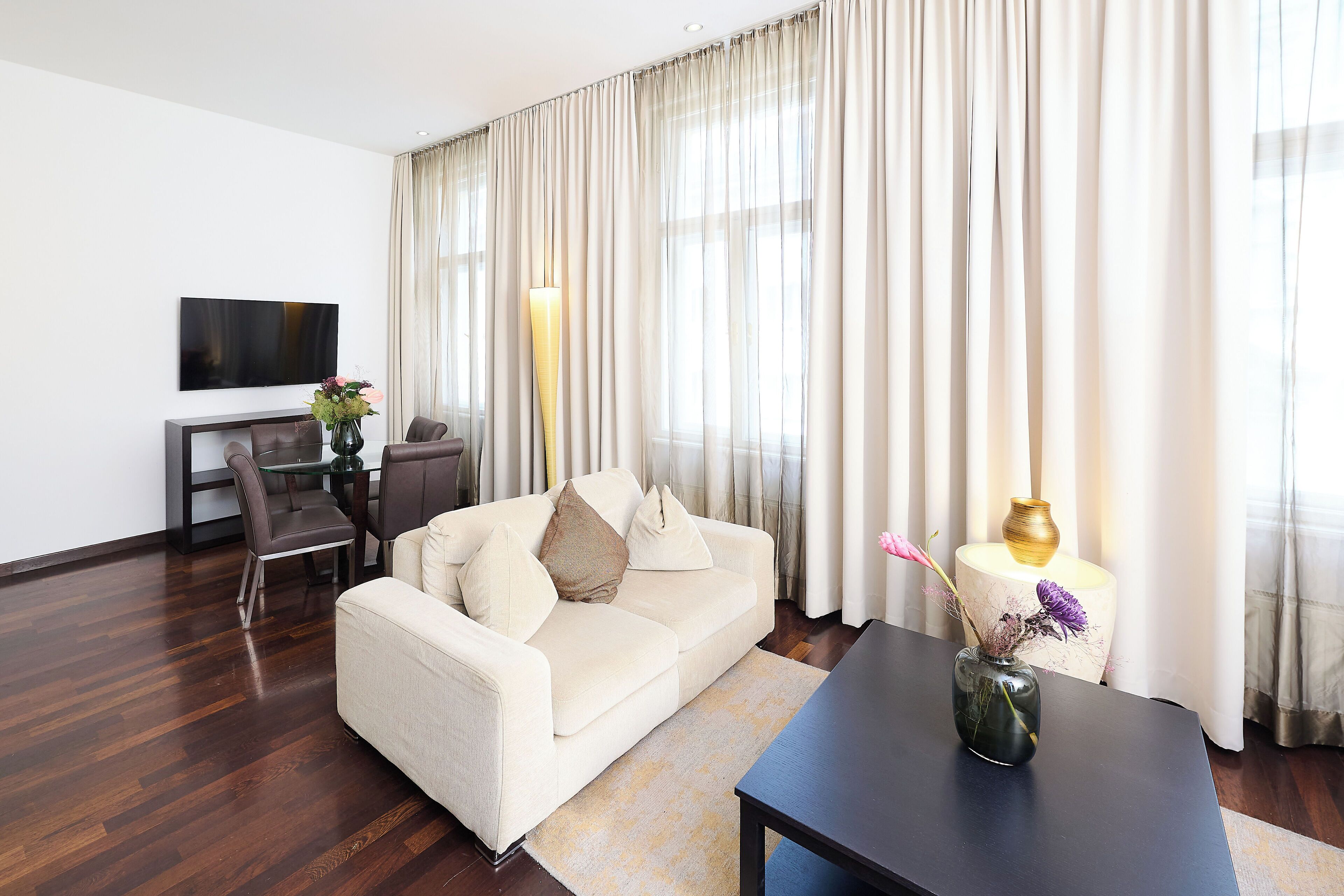 Executive-Suite | Wohnbereich | 35-Zoll-Flachbildfernseher mit Satellitenempfang, Fernseher