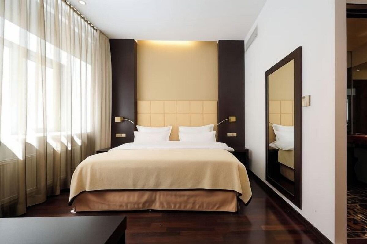 Premium bedding, in-room safe, blackout curtains