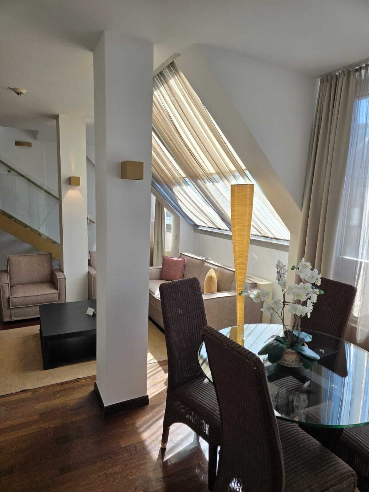 Cobertura, 2 quartos (2 floors) | Área de estar | TV de tela plana 35 polegadas com canais via satélite, TV